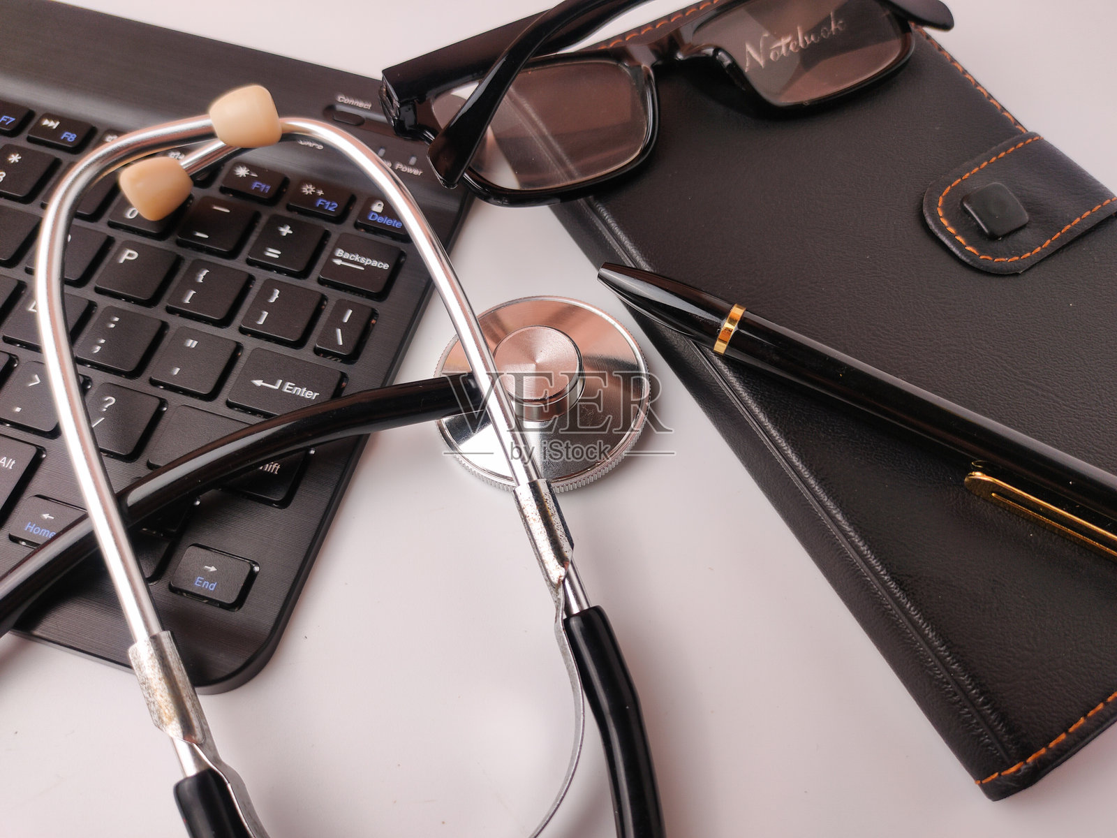 听诊器放在黑色电脑键盘上照片摄影图片