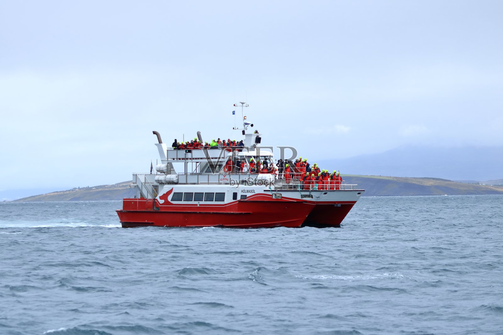 冰岛赫里塞伊埃亚菲厄泽峡湾的观鲸游船照片摄影图片