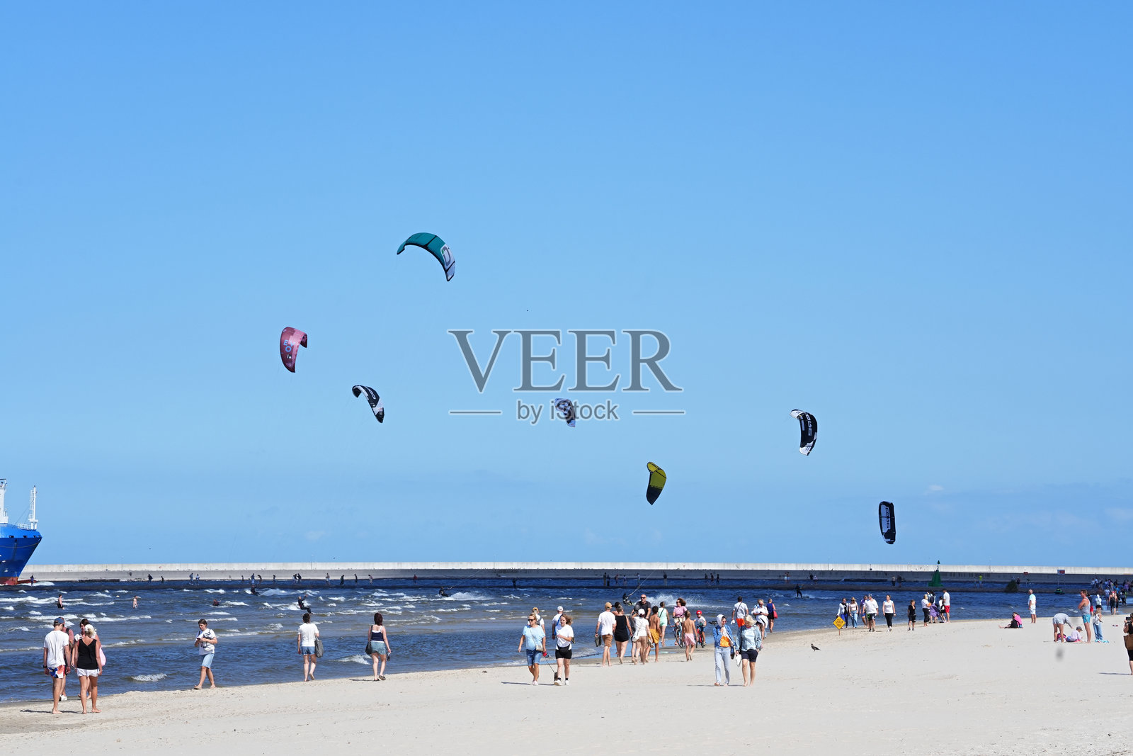 风筝冲浪（Kitesurfing）是一种风力驱动的水上运动，在波罗的海沿岸融合了冲浪、滑水和滑翔伞的元素。照片摄影图片