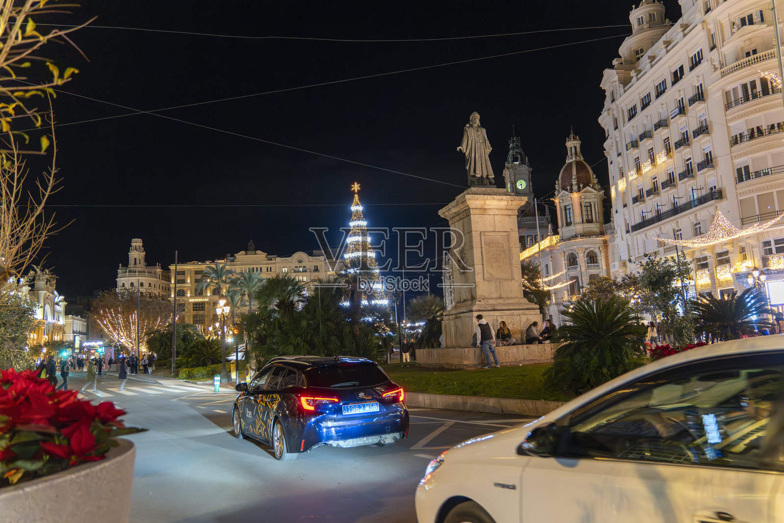 西班牙瓦伦西亚历史中心夜景,圣诞彩灯闪耀照片摄影图片