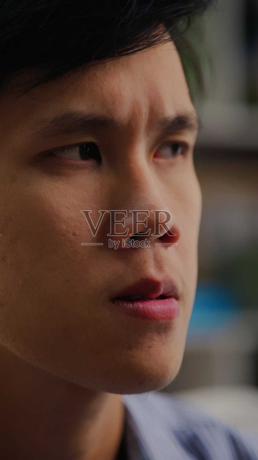 亚洲男子承受巨大压力，被持续的负面想法困扰照片摄影图片