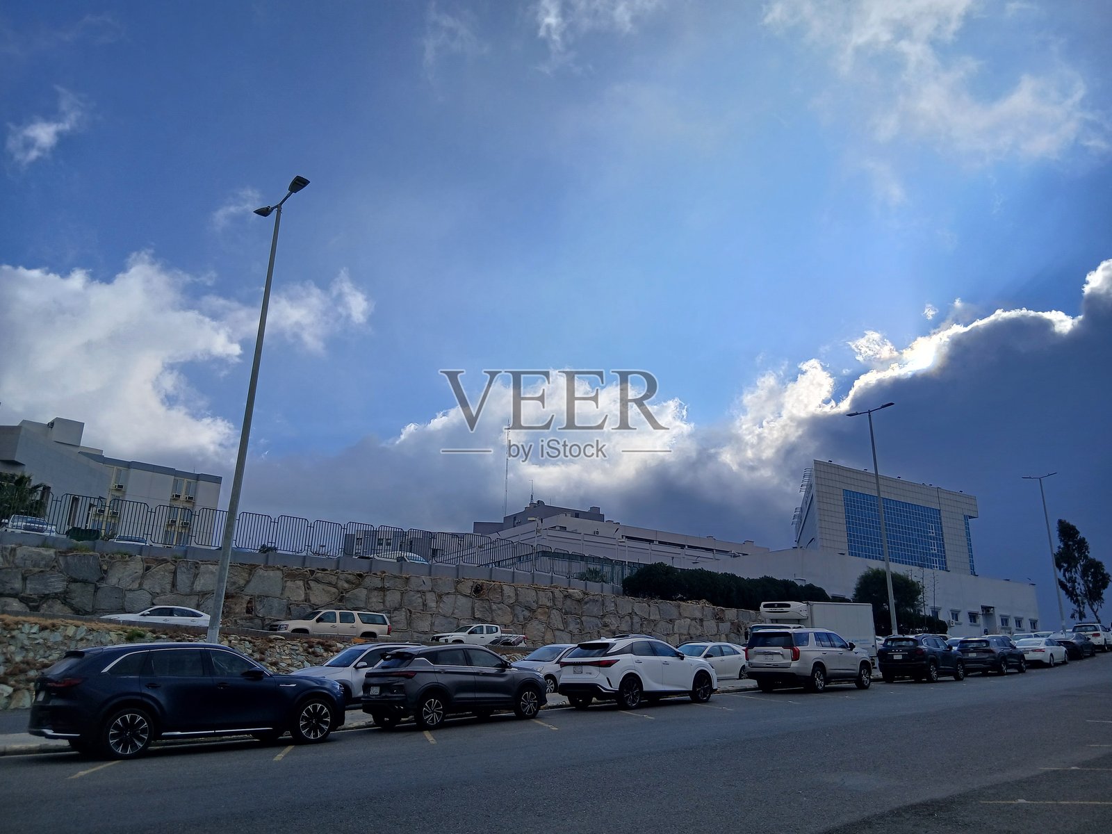 沙特阿拉伯南部阿尔巴哈地区的法赫德国王政府医院，清晨照片摄影图片