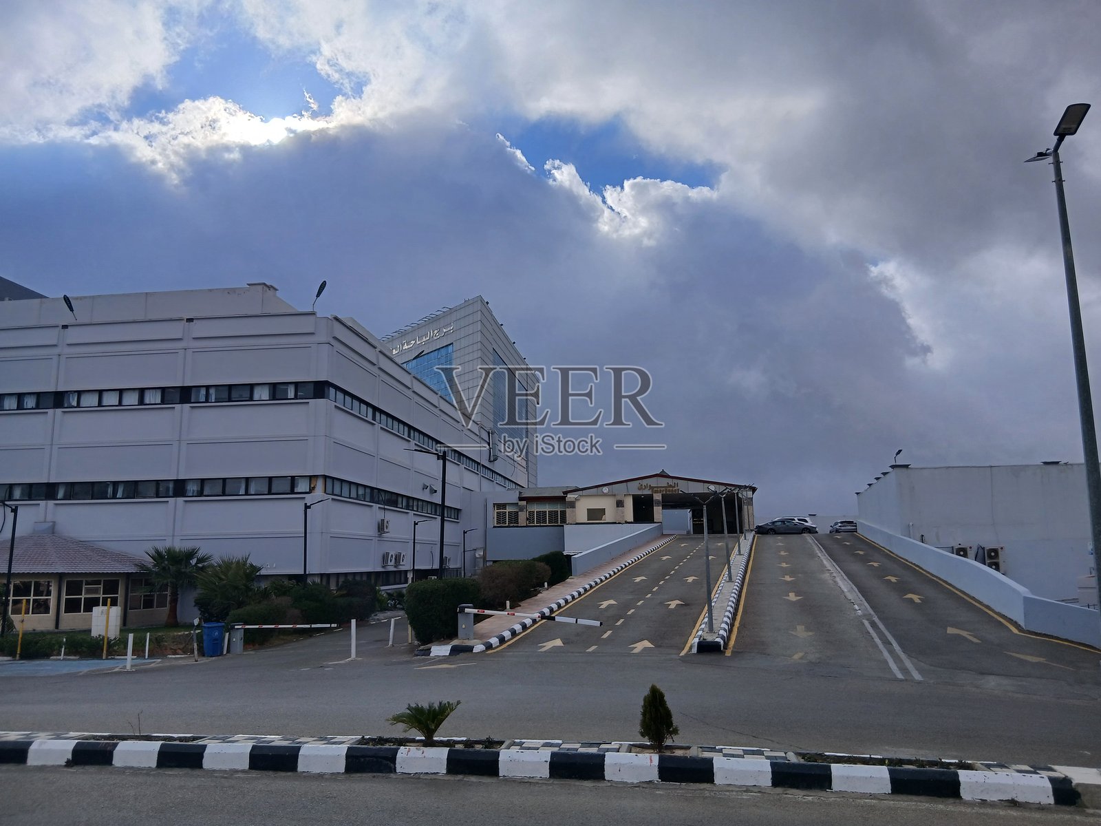 沙特阿拉伯南部阿尔巴哈地区的法赫德国王政府医院，清晨照片摄影图片