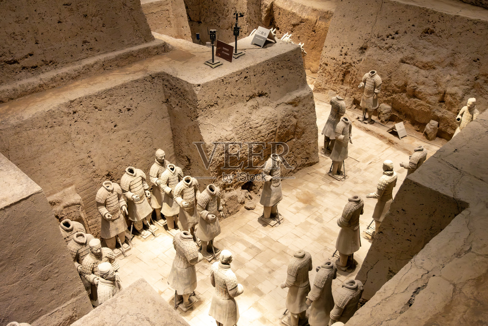 秦始皇陵兵马俑，中国第一位皇帝秦始皇的陵墓，位于陕西省西安市。照片摄影图片