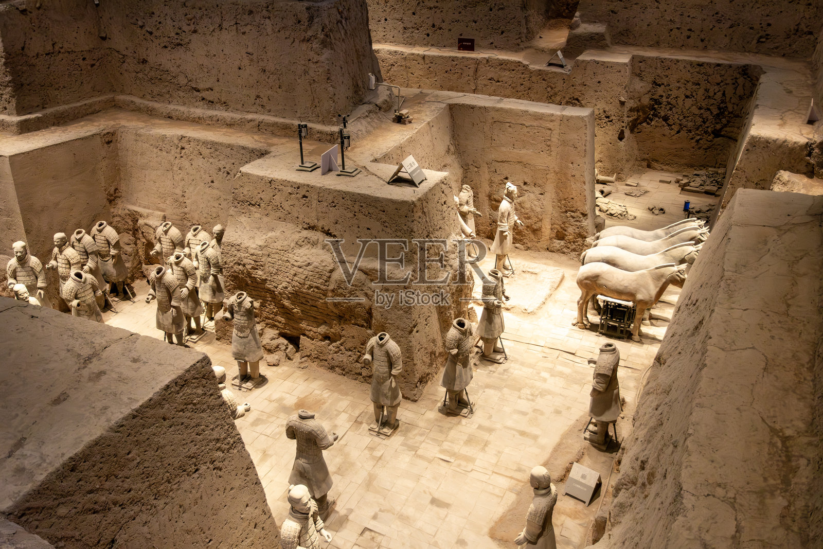 秦始皇陵兵马俑，中国第一位皇帝秦始皇的陵墓，位于陕西省西安市。照片摄影图片