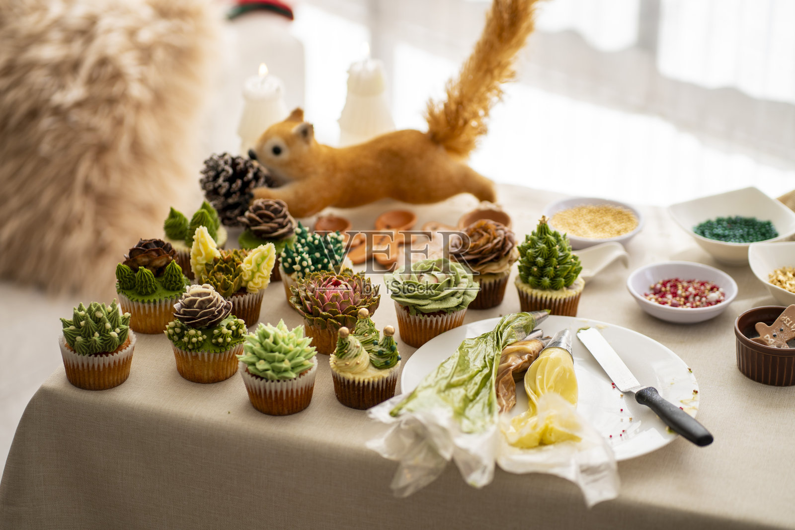 年轻的哥伦比亚小企业主制作了受自然启发的纸杯蛋糕照片摄影图片