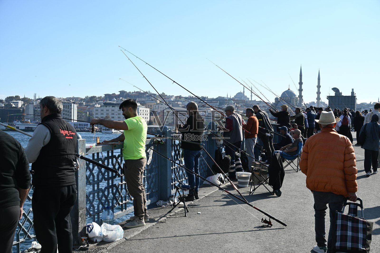 伊斯坦布尔加拉太桥上的渔民照片摄影图片