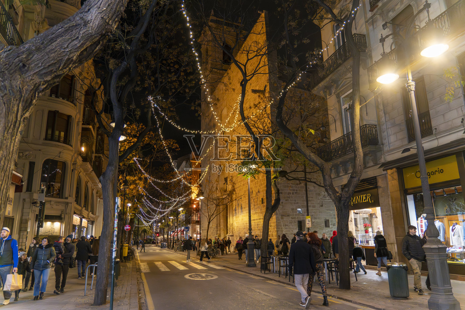 西班牙瓦伦西亚历史中心夜景，挂满圣诞灯饰照片摄影图片