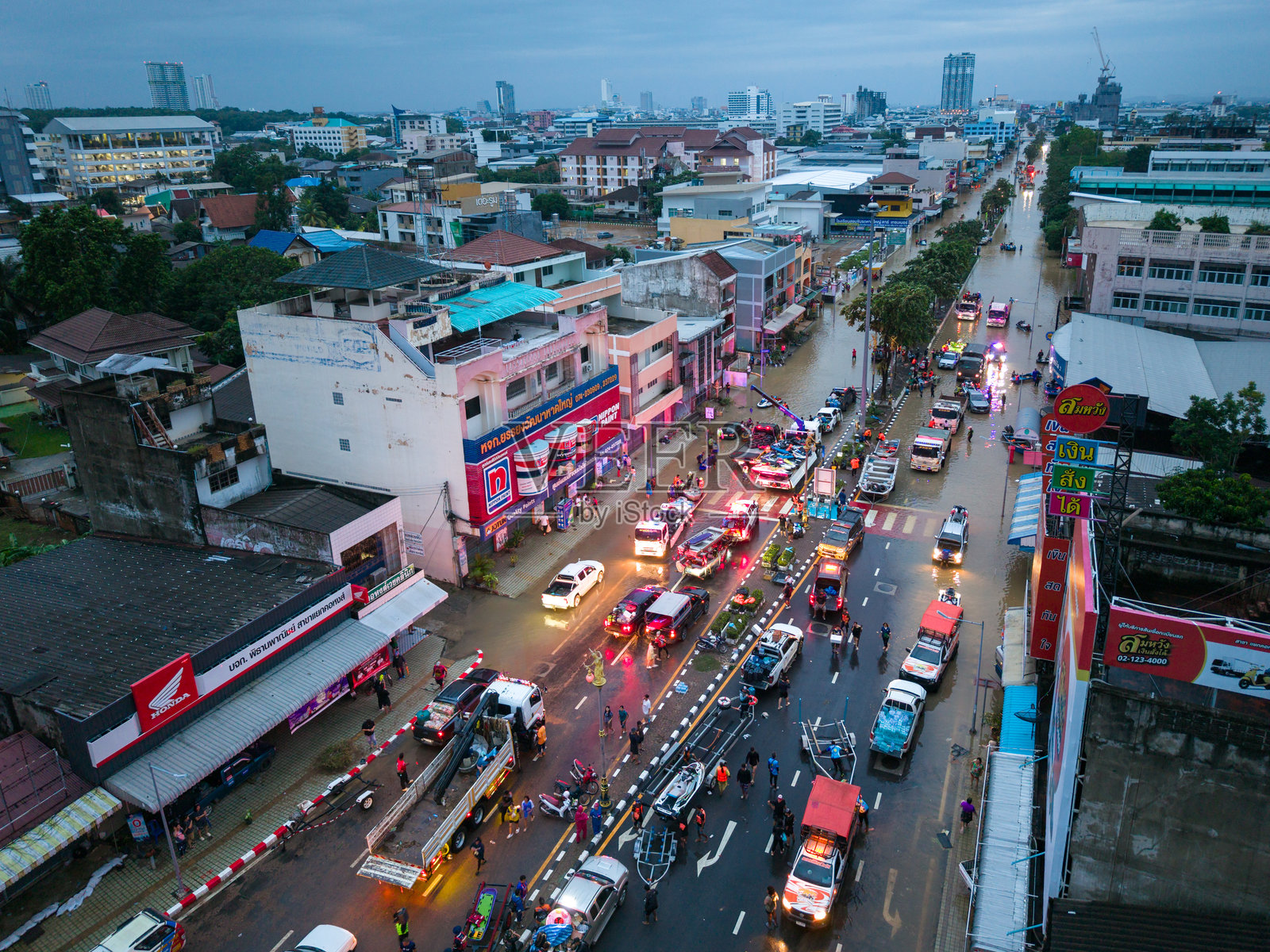 2025年11月，泰国宋卡府合艾市在季风季节遭受洪水侵袭的航拍景象照片摄影图片
