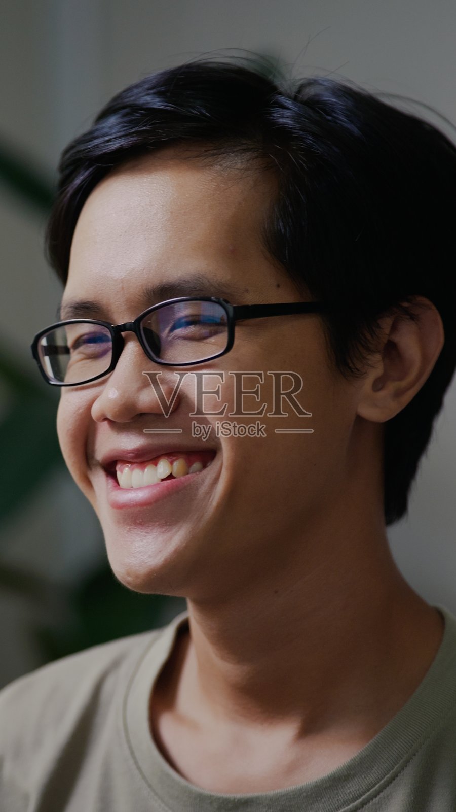 放松的亚洲男性在家中感到满足和情绪良好照片摄影图片