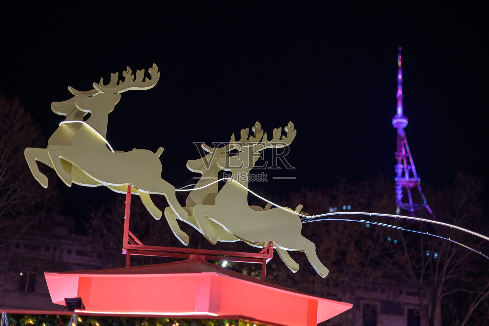 格鲁吉亚首都第比利斯的传统圣诞市场和村庄的装饰照片摄影图片