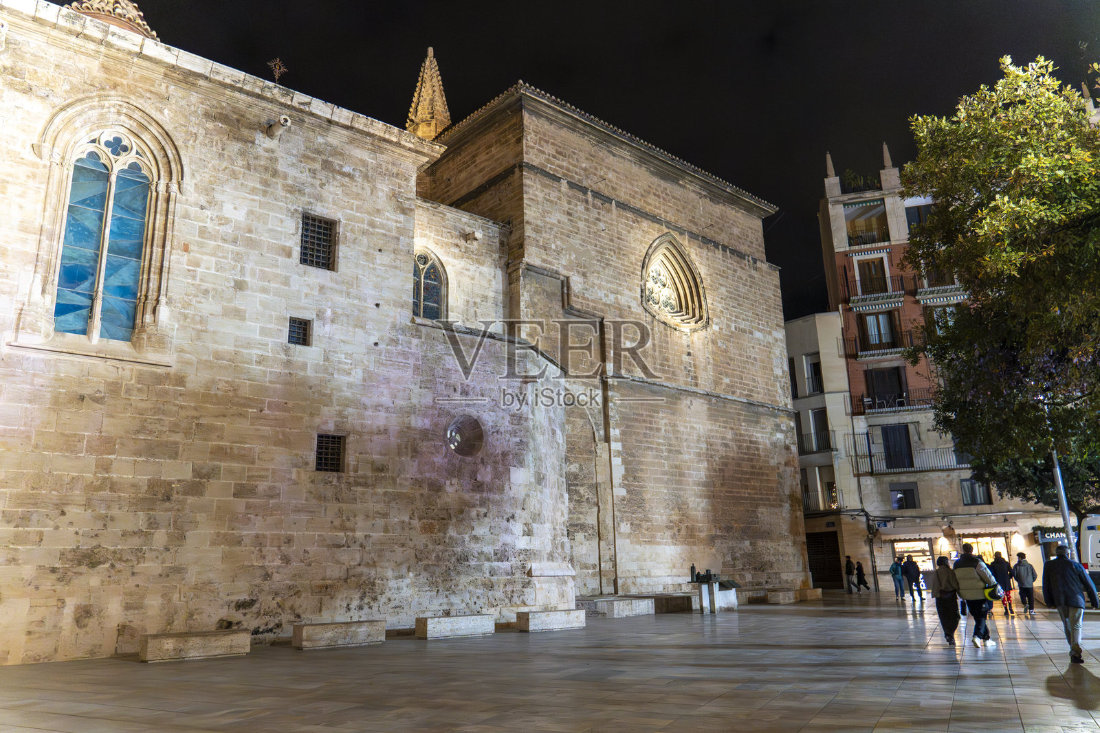 西班牙瓦伦西亚历史中心夜景，挂满圣诞彩灯照片摄影图片