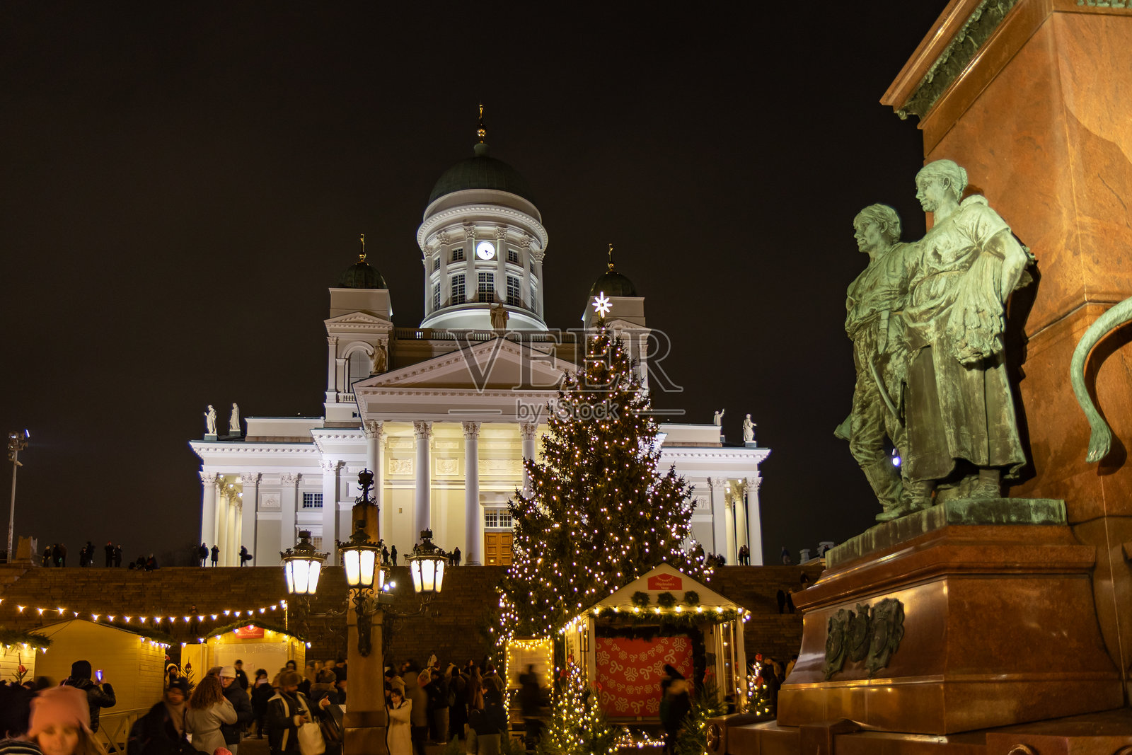 夜幕下的赫尔辛基大教堂，位于参议院广场，圣诞季的城市圣诞树点亮了它照片摄影图片