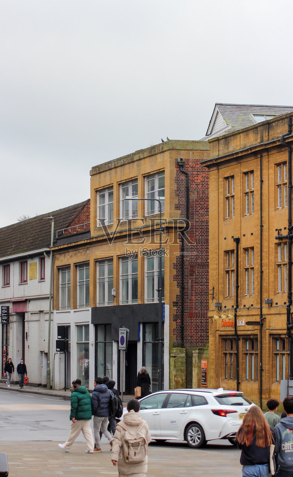 英国建筑的优美外观。阴沉的冬日里，古老的英国砖房。照片摄影图片