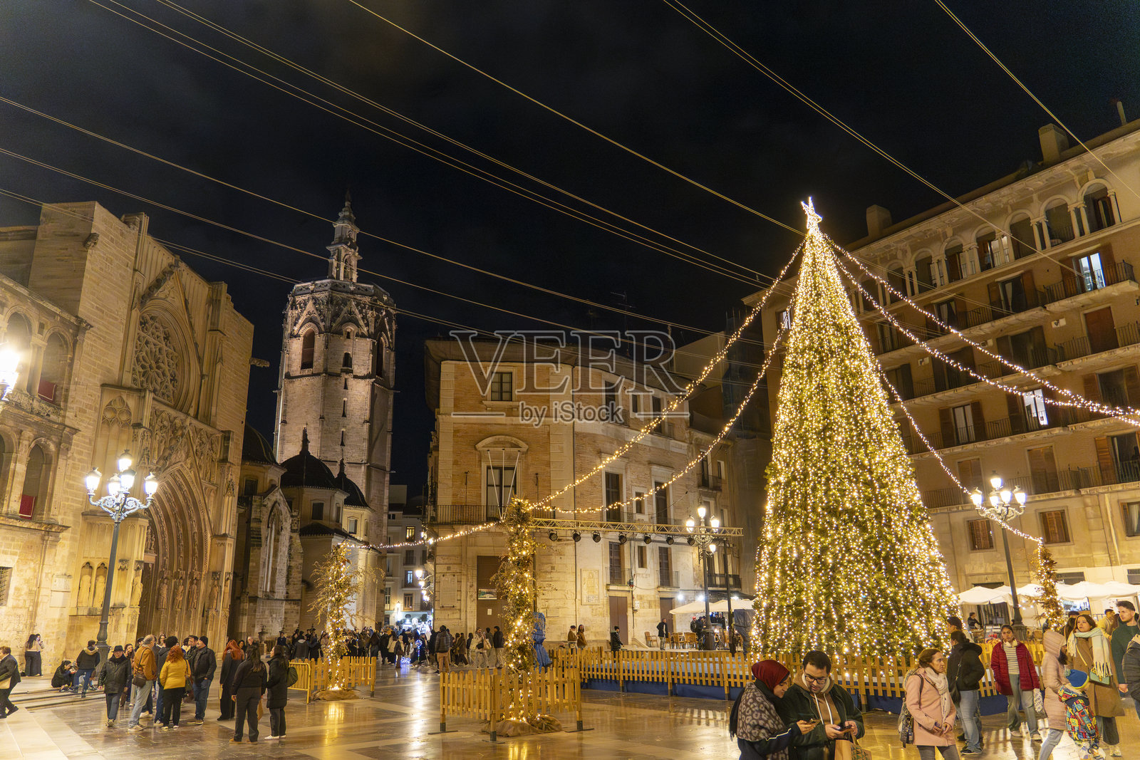 西班牙瓦伦西亚历史中心夜景，圣诞灯饰闪耀照片摄影图片