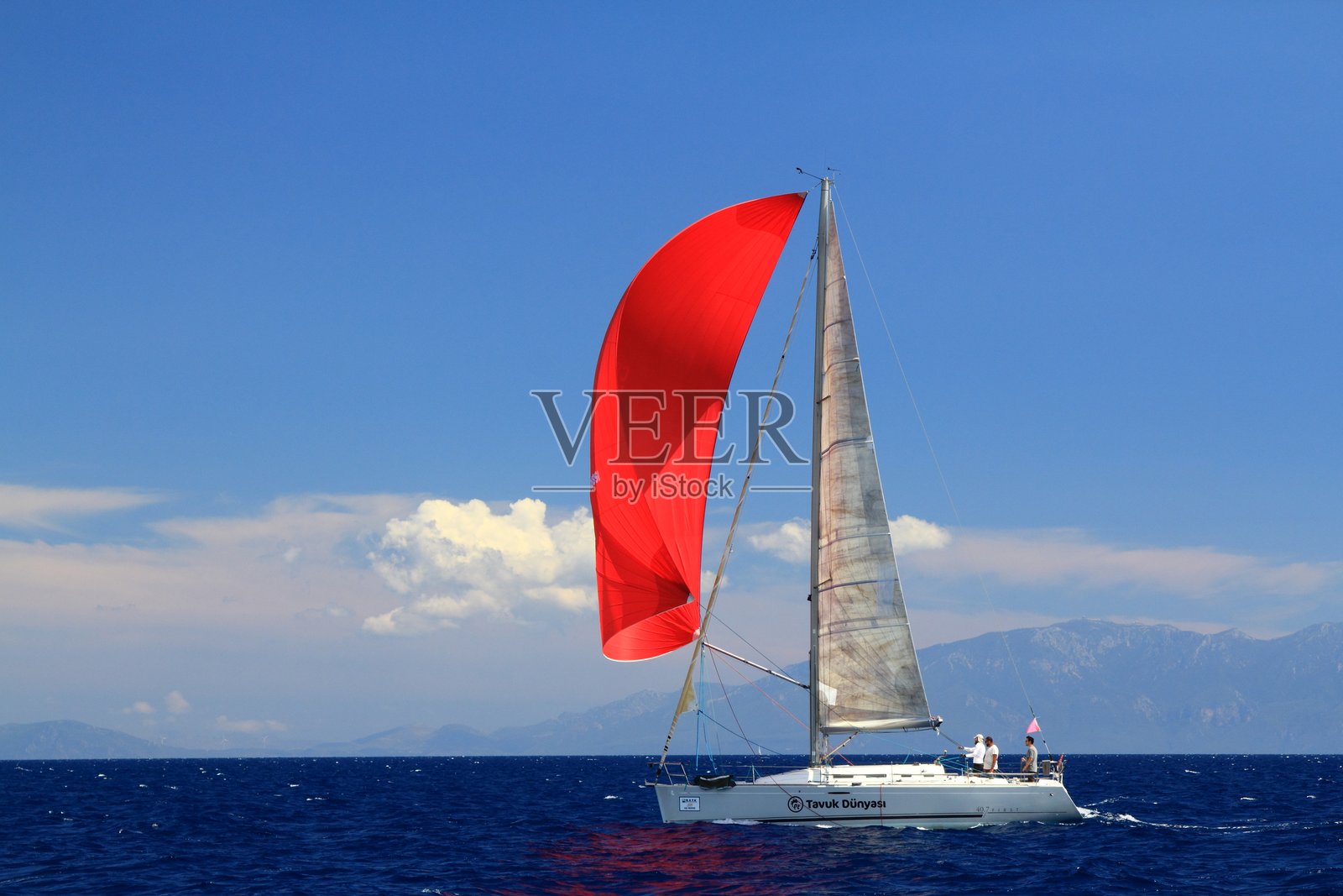 帆船在爱琴海的蓝色海面上乘风破浪,这里是著名度假胜地博德鲁姆的海岸线。照片摄影图片