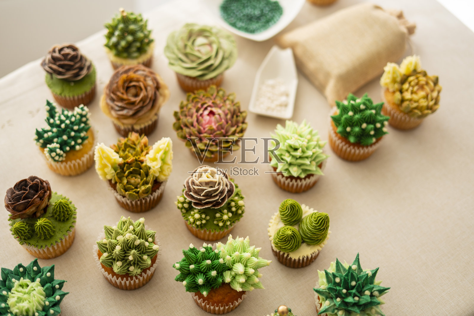 哥伦比亚年轻的微型企业家制作自然主题纸杯蛋糕照片摄影图片