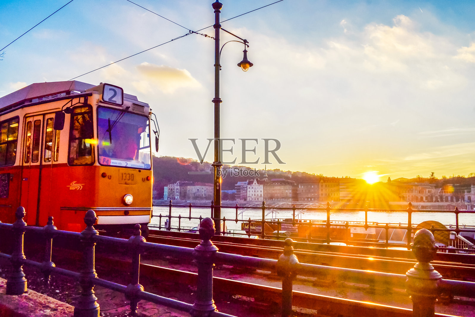 布达佩斯多瑙河岸边，有轨电车正驶向车站照片摄影图片