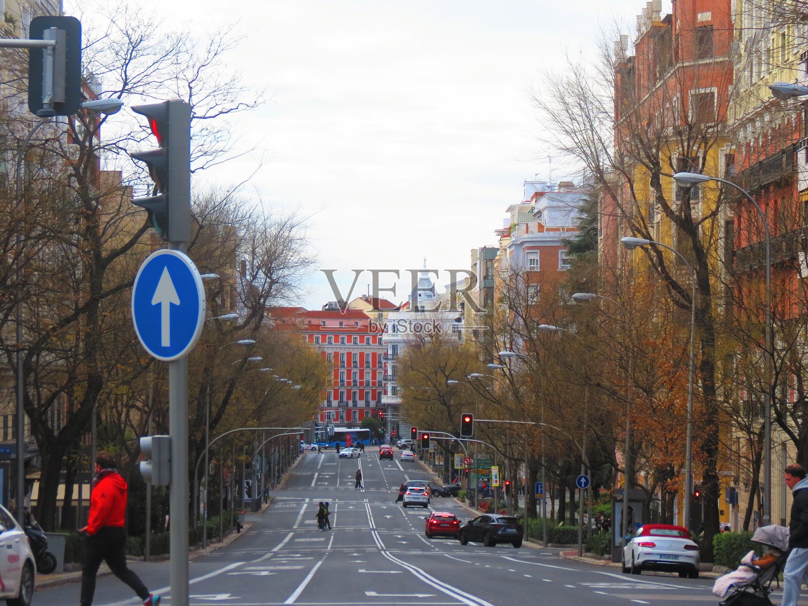 西班牙马德里市中心建筑，人们在街道上行走照片摄影图片
