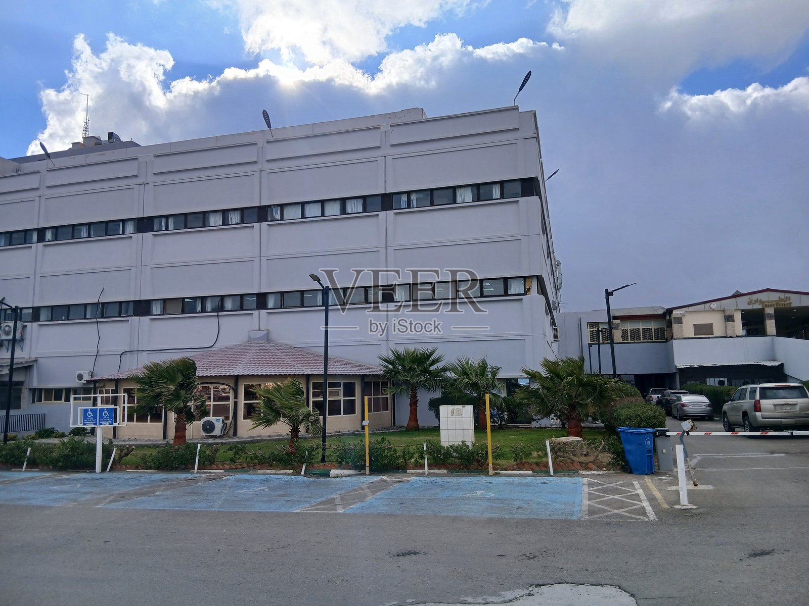 沙特阿拉伯南部阿尔巴哈地区的法赫德国王政府医院，清晨照片摄影图片