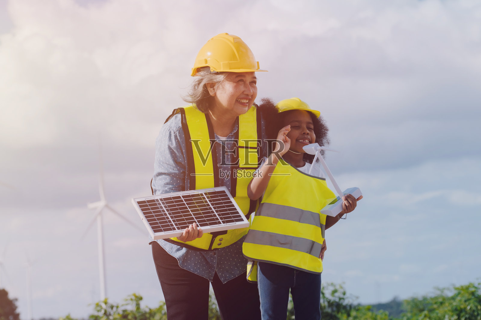 祖母和孙女手持风车和太阳能电池板照片摄影图片