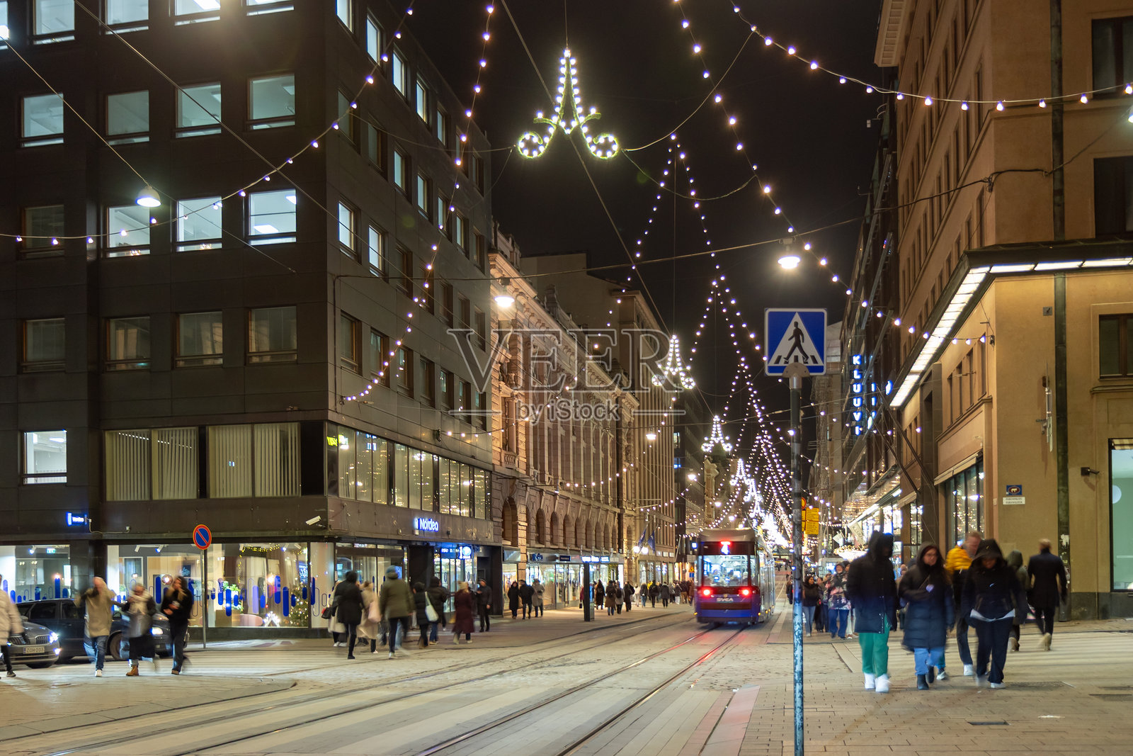 芬兰赫尔辛基的亚历山大大街,圣诞灯饰闪耀。这条主要的商业街装饰着节日彩灯,吸引着冬日假期期间的当地居民和游客。照片摄影图片