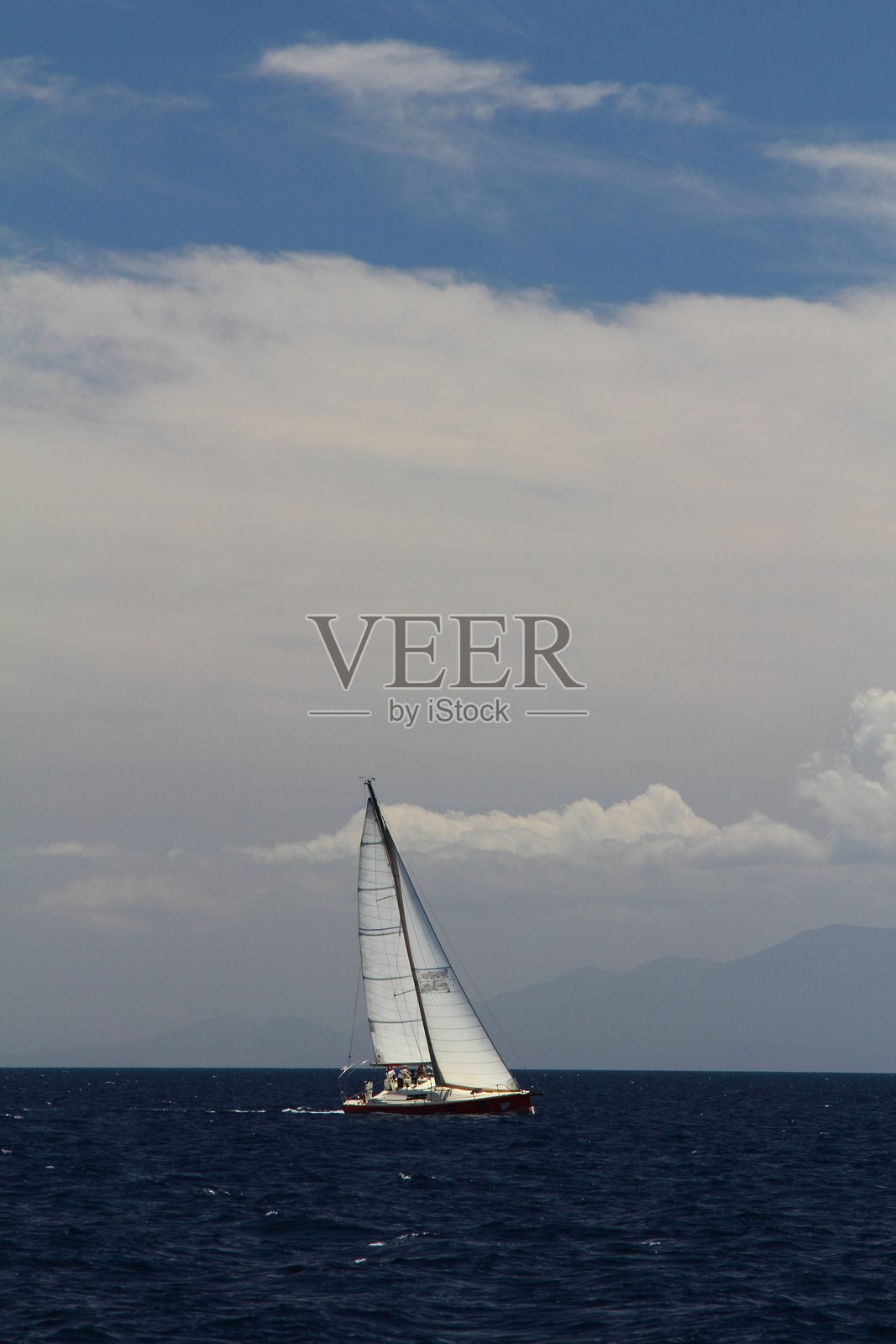 帆船在爱琴海的蓝色海面上迎风航行，这里靠近著名的度假胜地博德鲁姆海岸。照片摄影图片