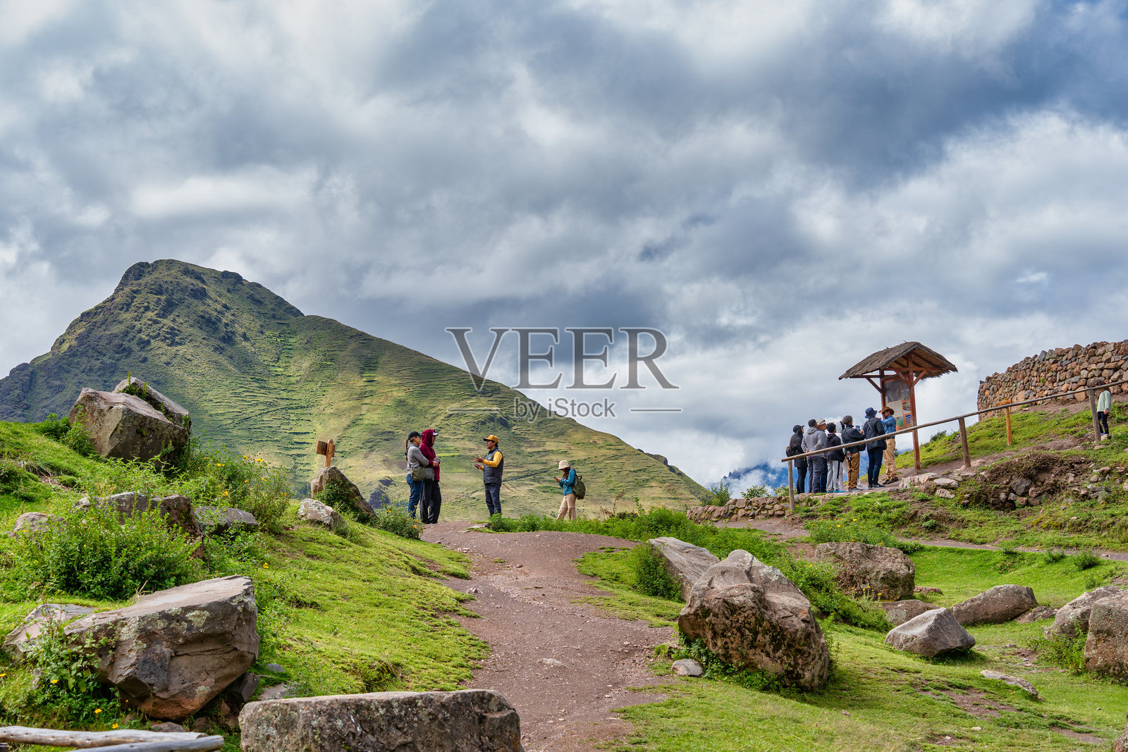 一群游客参观古印加遗址的梯田照片摄影图片