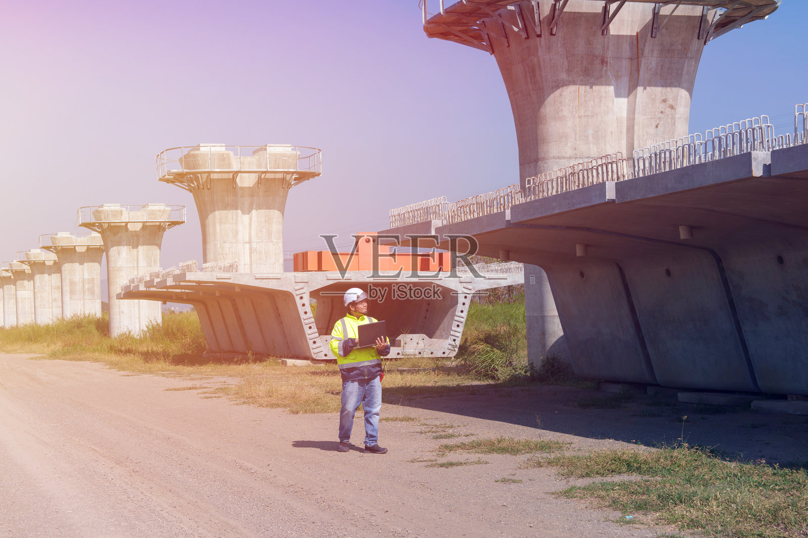 亚洲工程师身穿安全制服，在建筑结构、检查蓝图、施工现场、道路等处进行勘测和工作，项目细节，商业概念，建筑，街道照片摄影图片