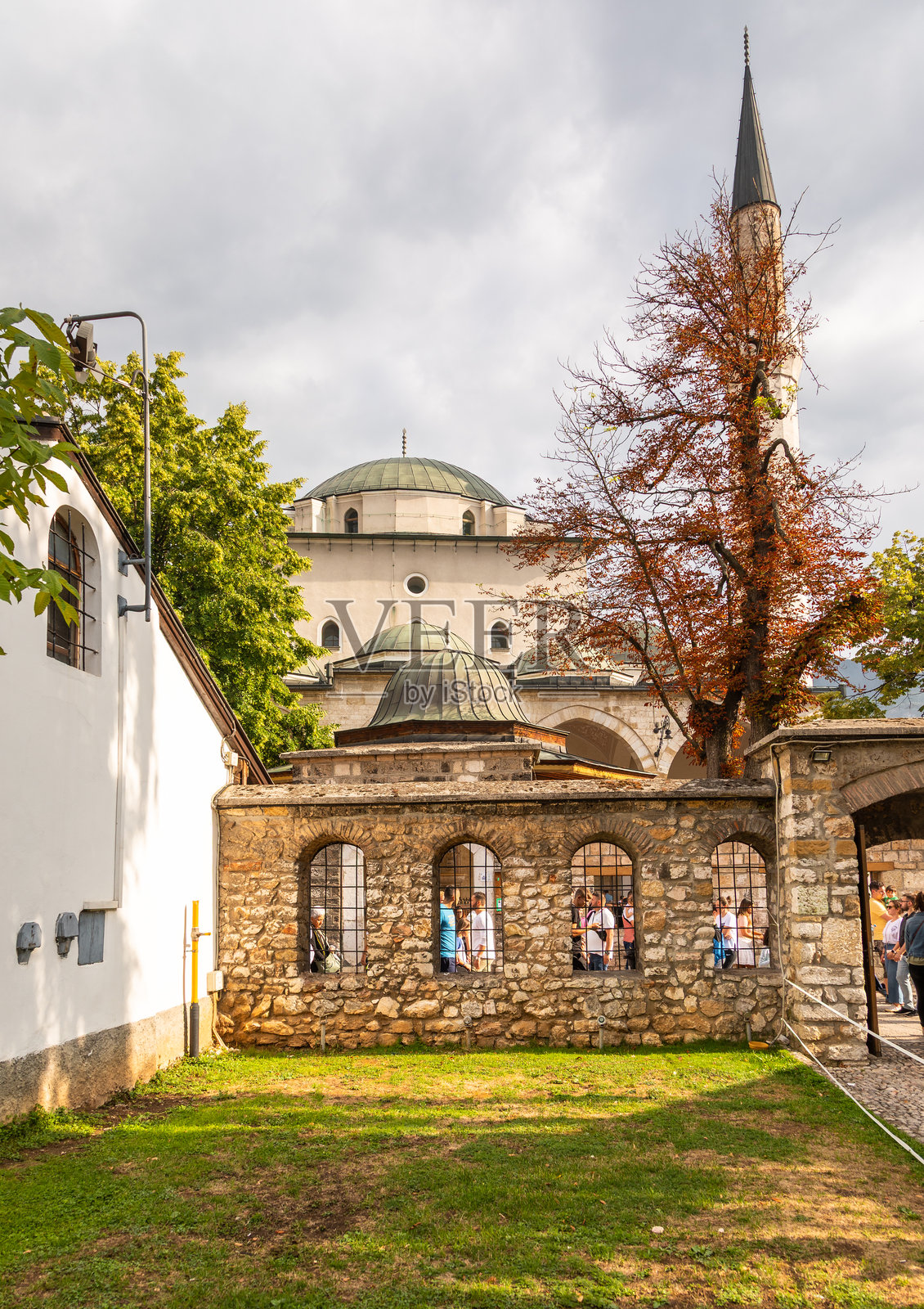 波斯尼亚和黑塞哥维那萨拉热窝加齐·哈斯莱夫·贝格清真寺建筑群的外部景观照片摄影图片