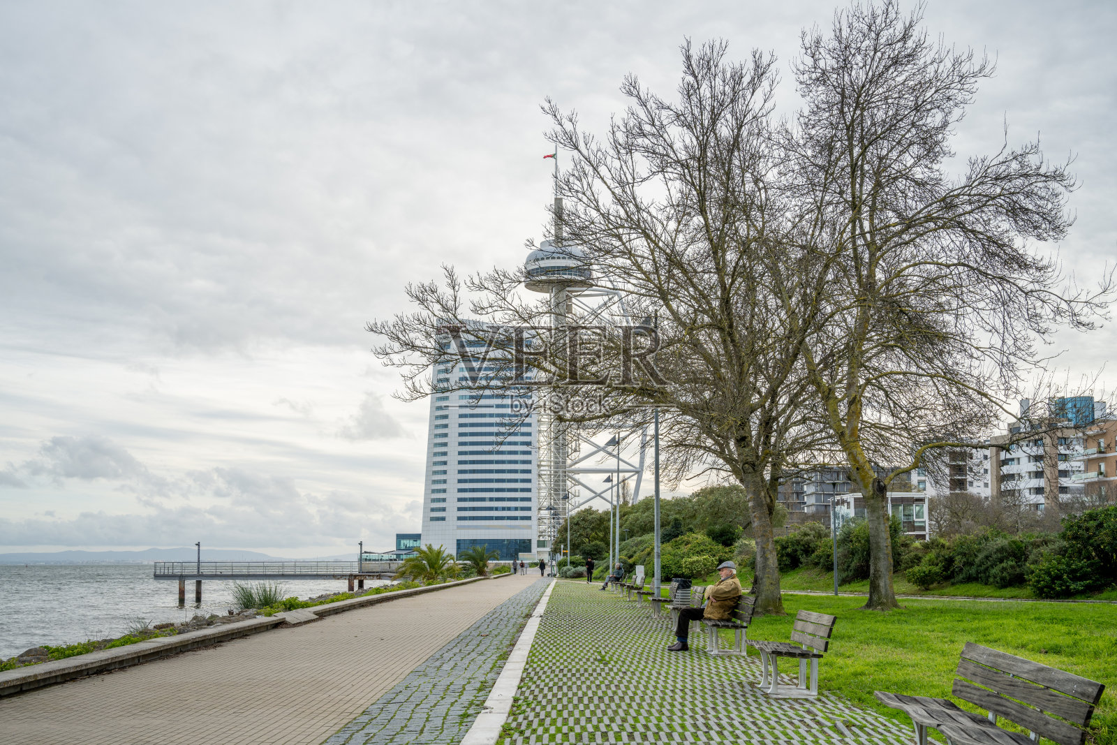 瓦斯科达伽马塔附近的海滨长廊照片摄影图片