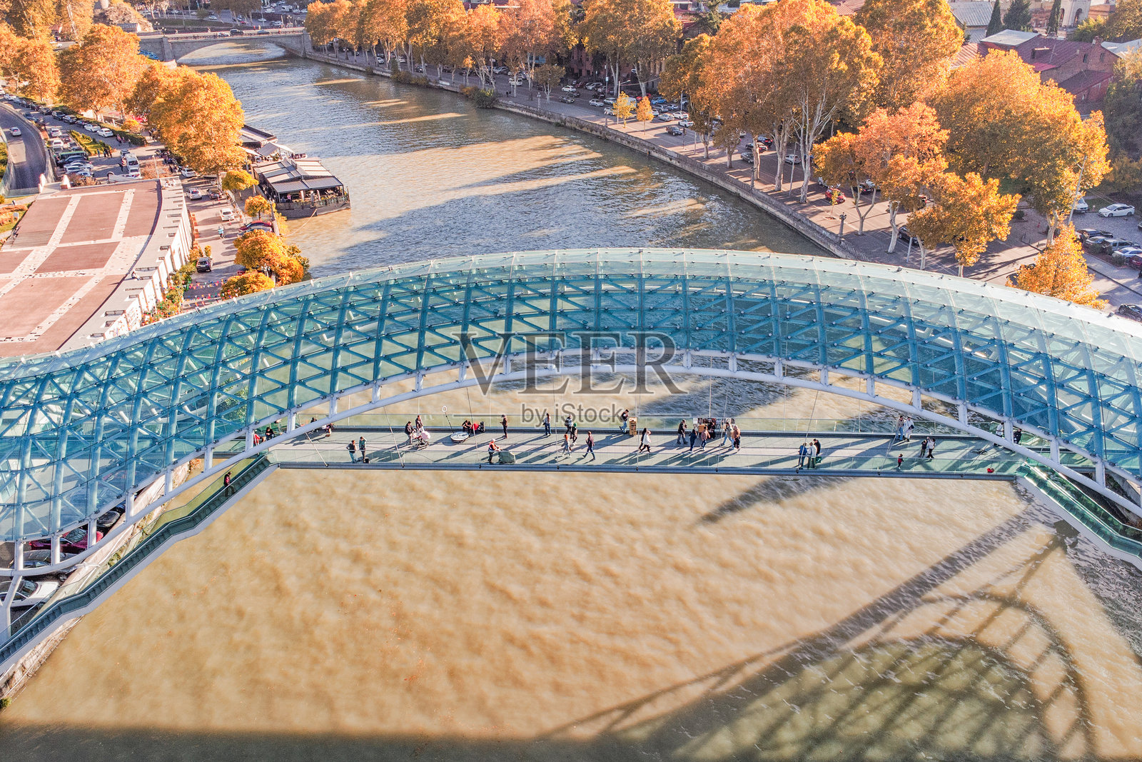 人们走在现代和平桥上,横跨库拉河照片摄影图片