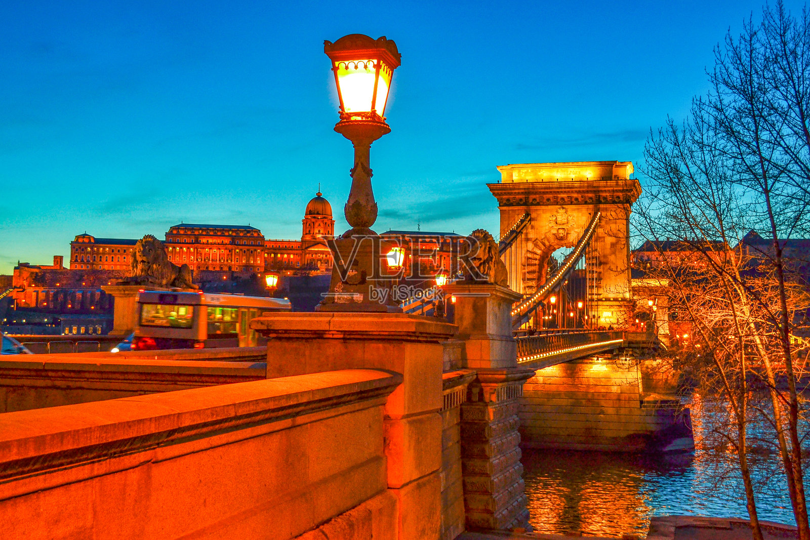 布达佩斯多瑙河上的链桥夜景，历史地标建筑。照片摄影图片