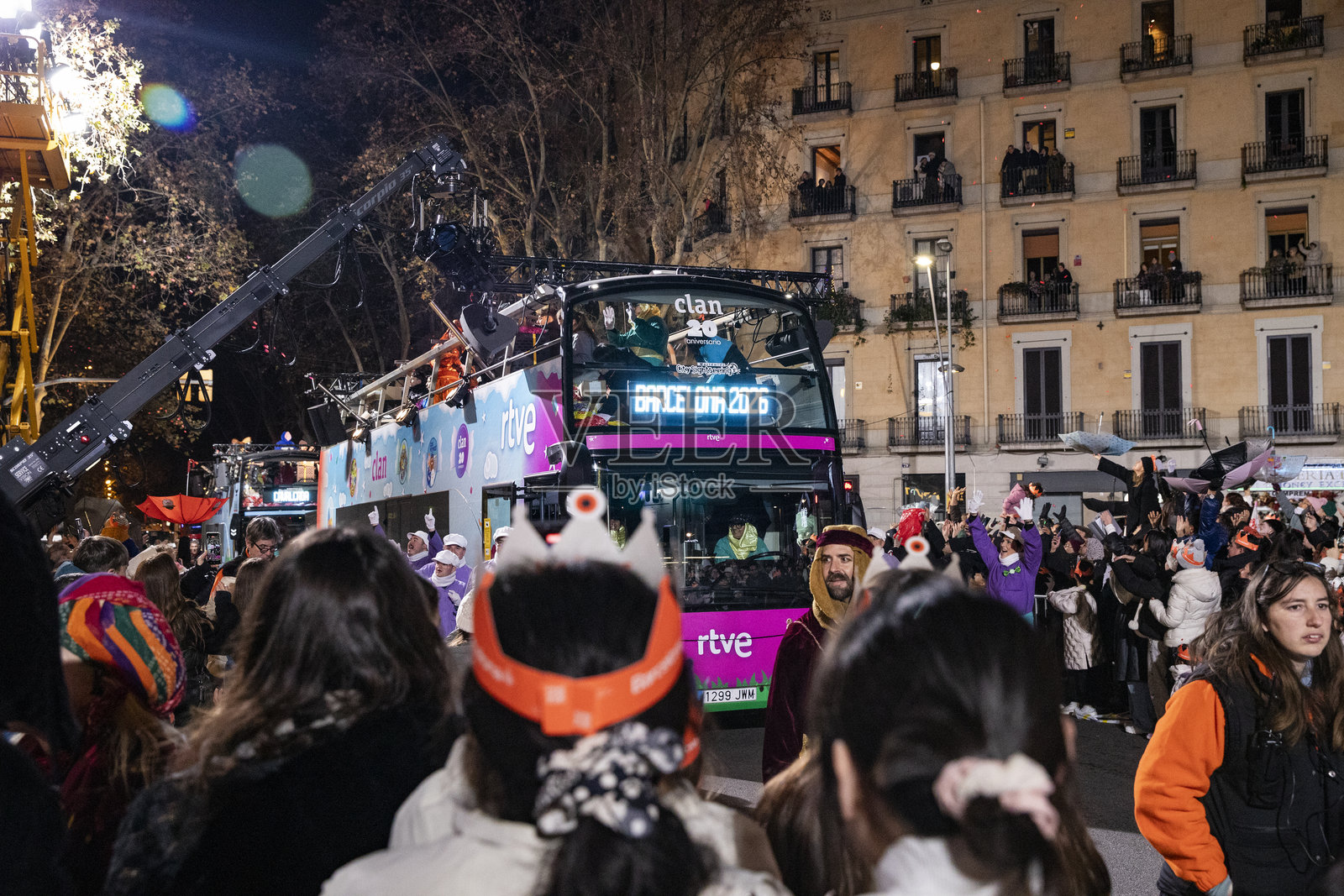 身着鲜艳嘉年华服饰的表演者在巴塞罗那西班牙城市大游行中照片摄影图片