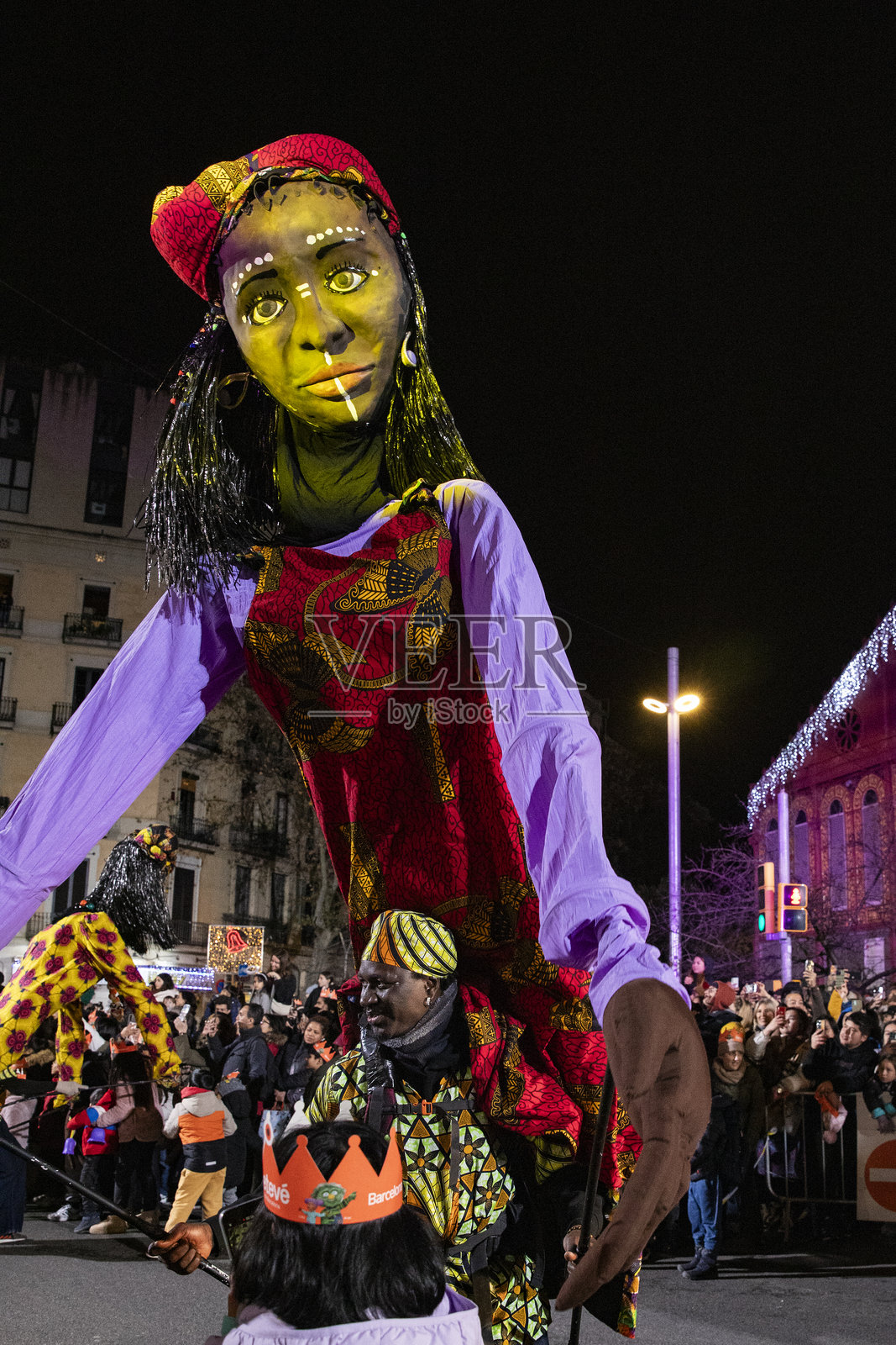 西班牙巴塞罗那城市游行中身着鲜艳嘉年华服装的表演者照片摄影图片