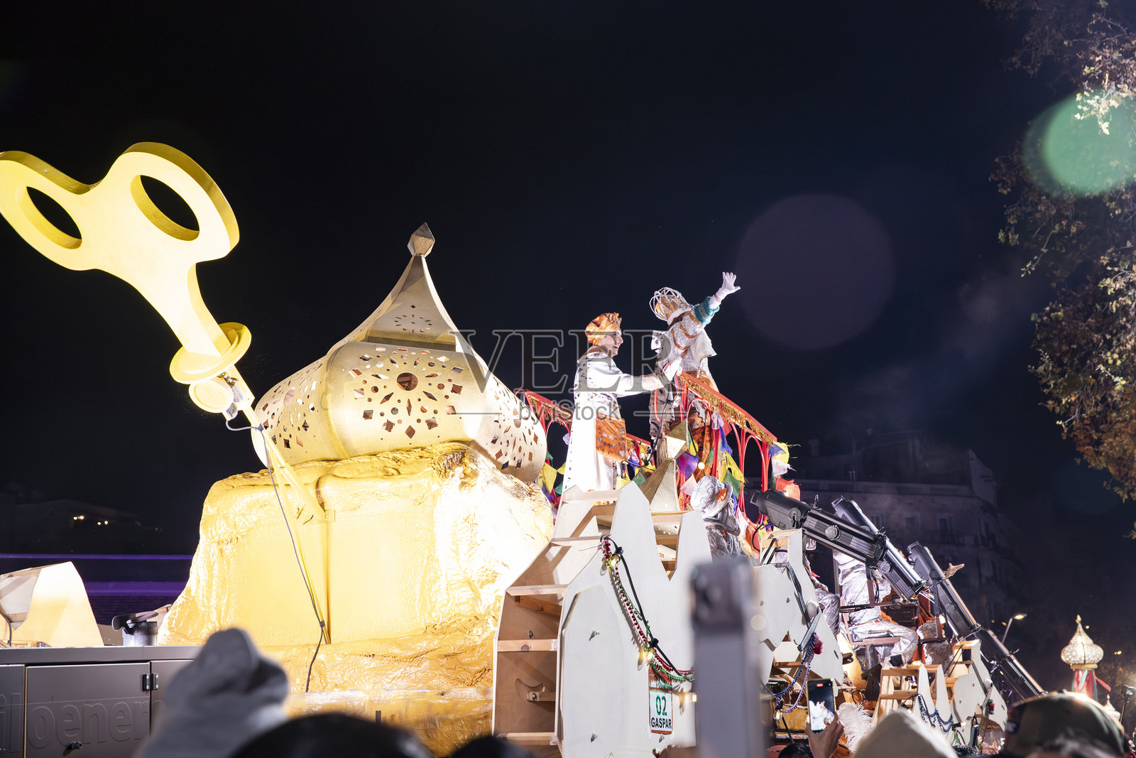 西班牙巴塞罗那城市游行中身着鲜艳嘉年华服饰的表演者照片摄影图片