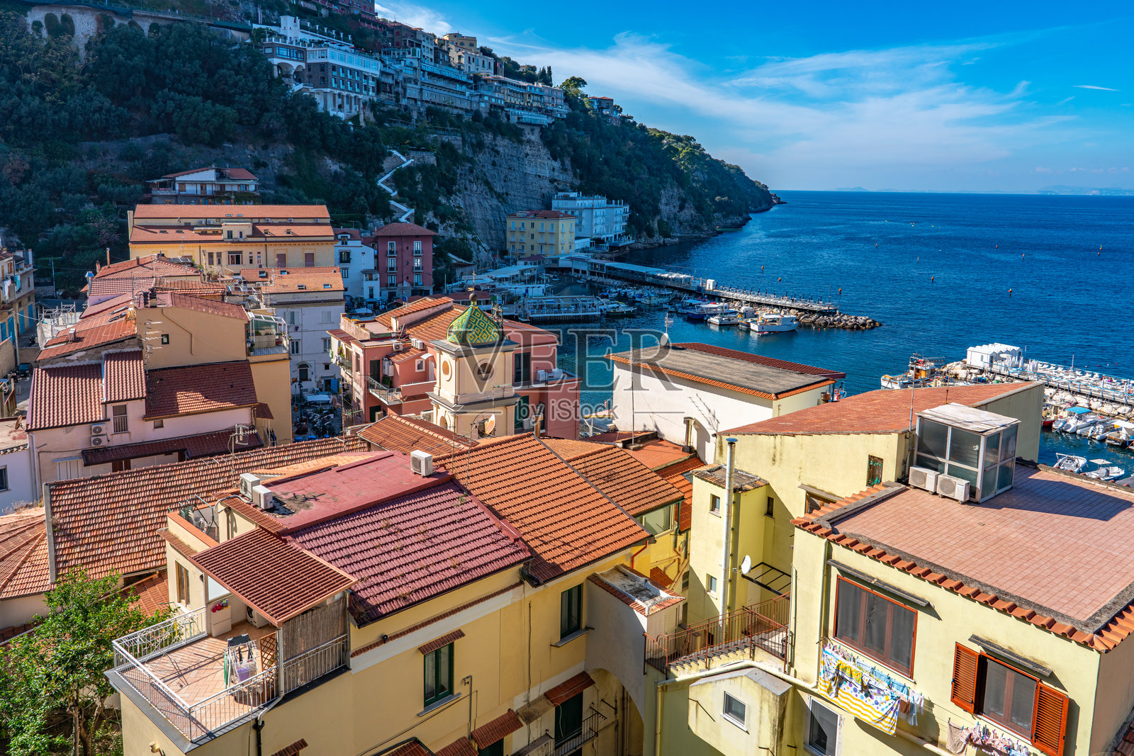 意大利索伦托，马里纳格兰德大道（Via Marina Grande）从莱昂内利海滩（Leonelli's beach）到索伦托海滩（Sorrento Beach）的街景照片摄影图片