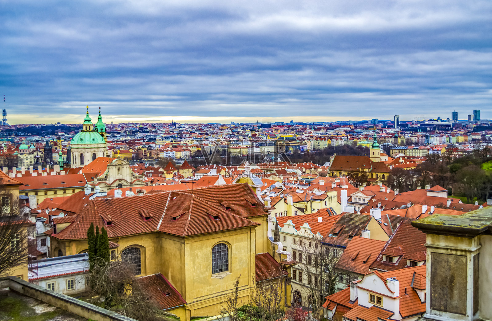 从布拉格城堡看到的布拉格城市全景照片摄影图片