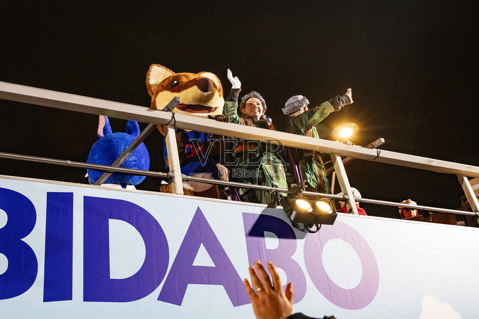 西班牙巴塞罗那城市游行中身着鲜艳嘉年华服饰的表演者照片摄影图片