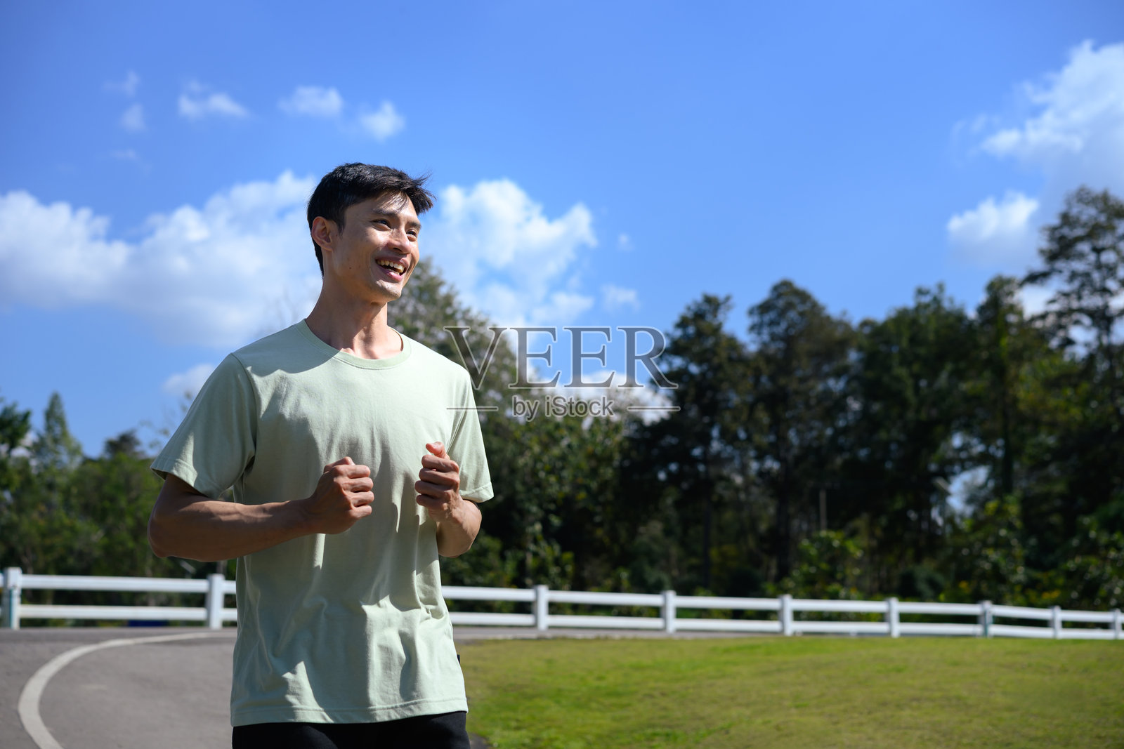 亚洲运动员在公园跑步，新年决心健康生活照片摄影图片