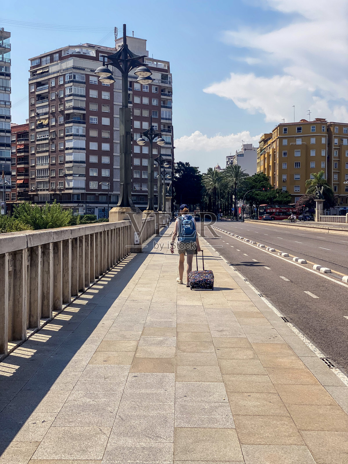 游客背着包走在瓦伦西亚的桥上，西班牙照片摄影图片