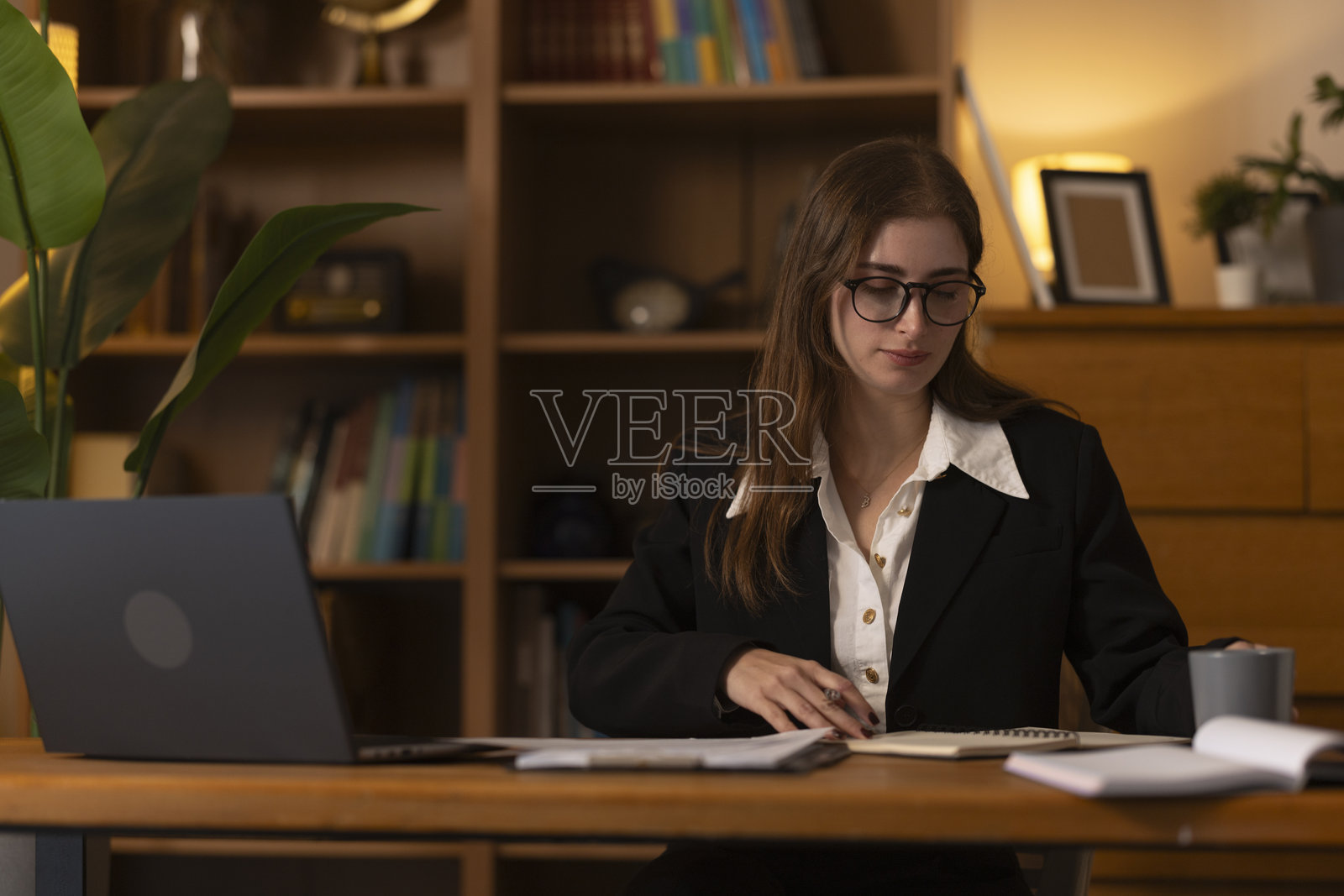 年轻女性深夜学习照片摄影图片