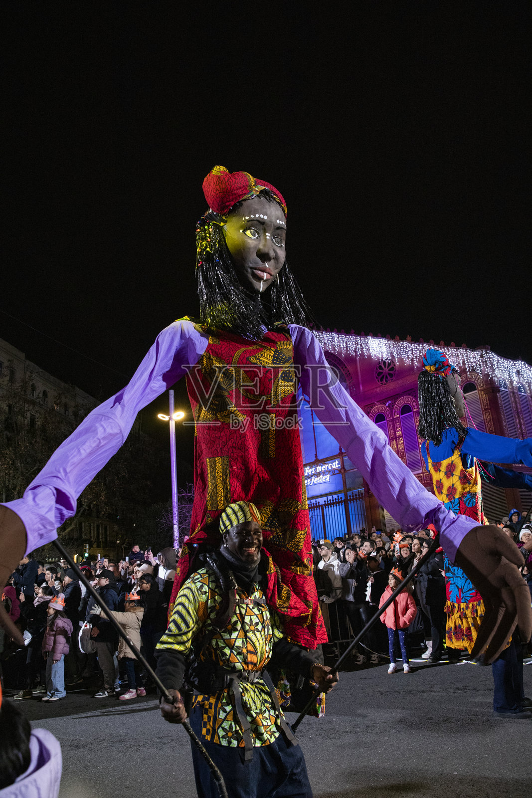 西班牙巴塞罗那城市游行中身着鲜艳嘉年华服饰的表演者照片摄影图片