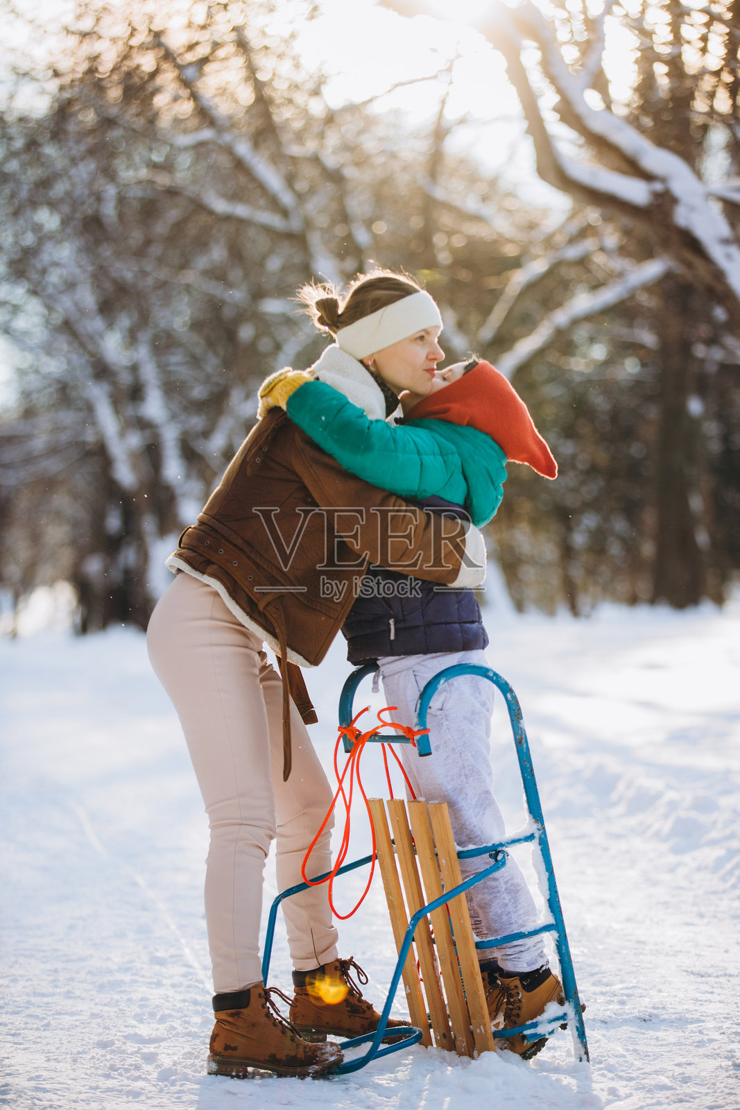 母子在冬季公园里拥抱照片摄影图片