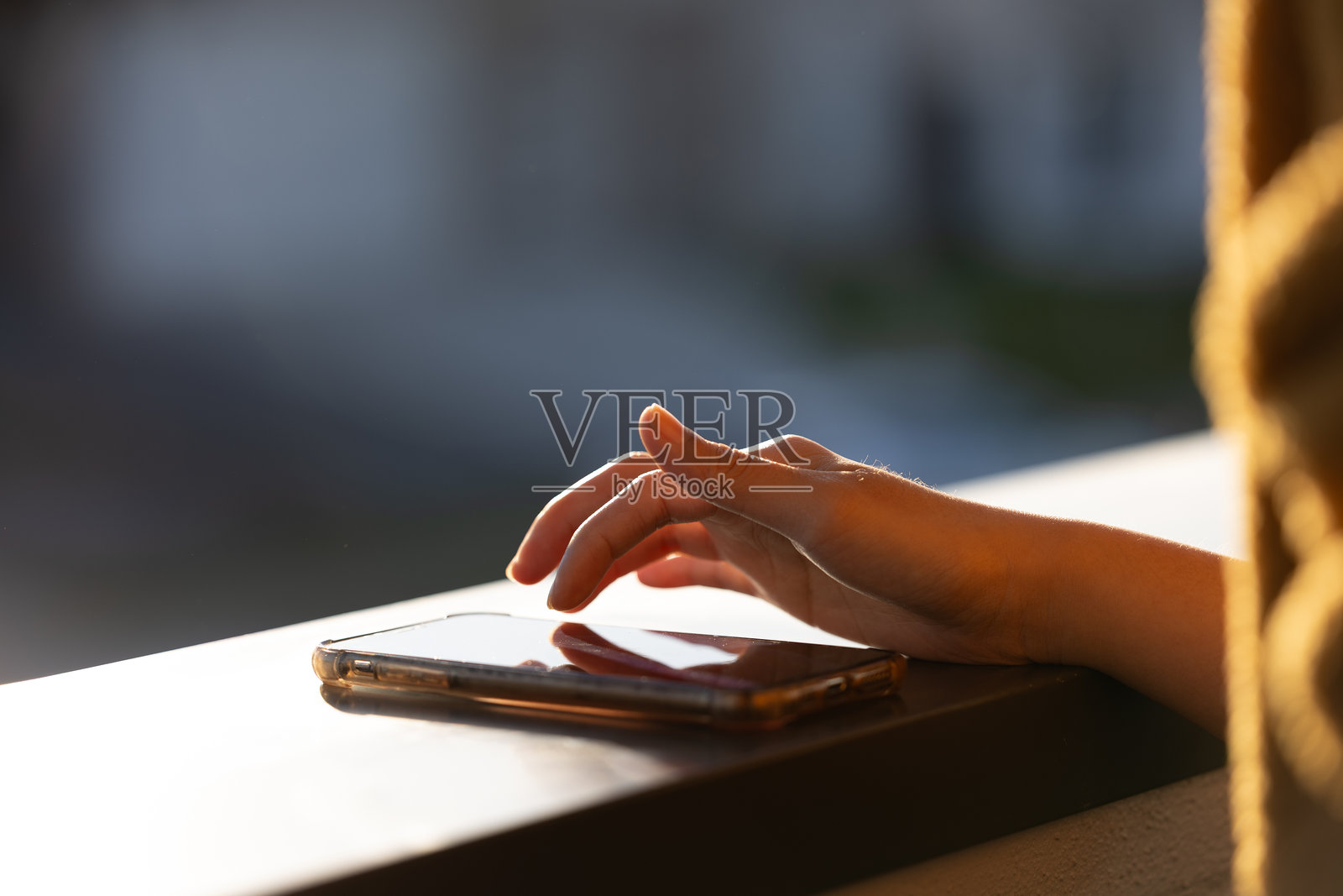 一名女子正在使用智能手机，概念是度假生活和玩社交媒体，保持社交距离，在家工作照片摄影图片