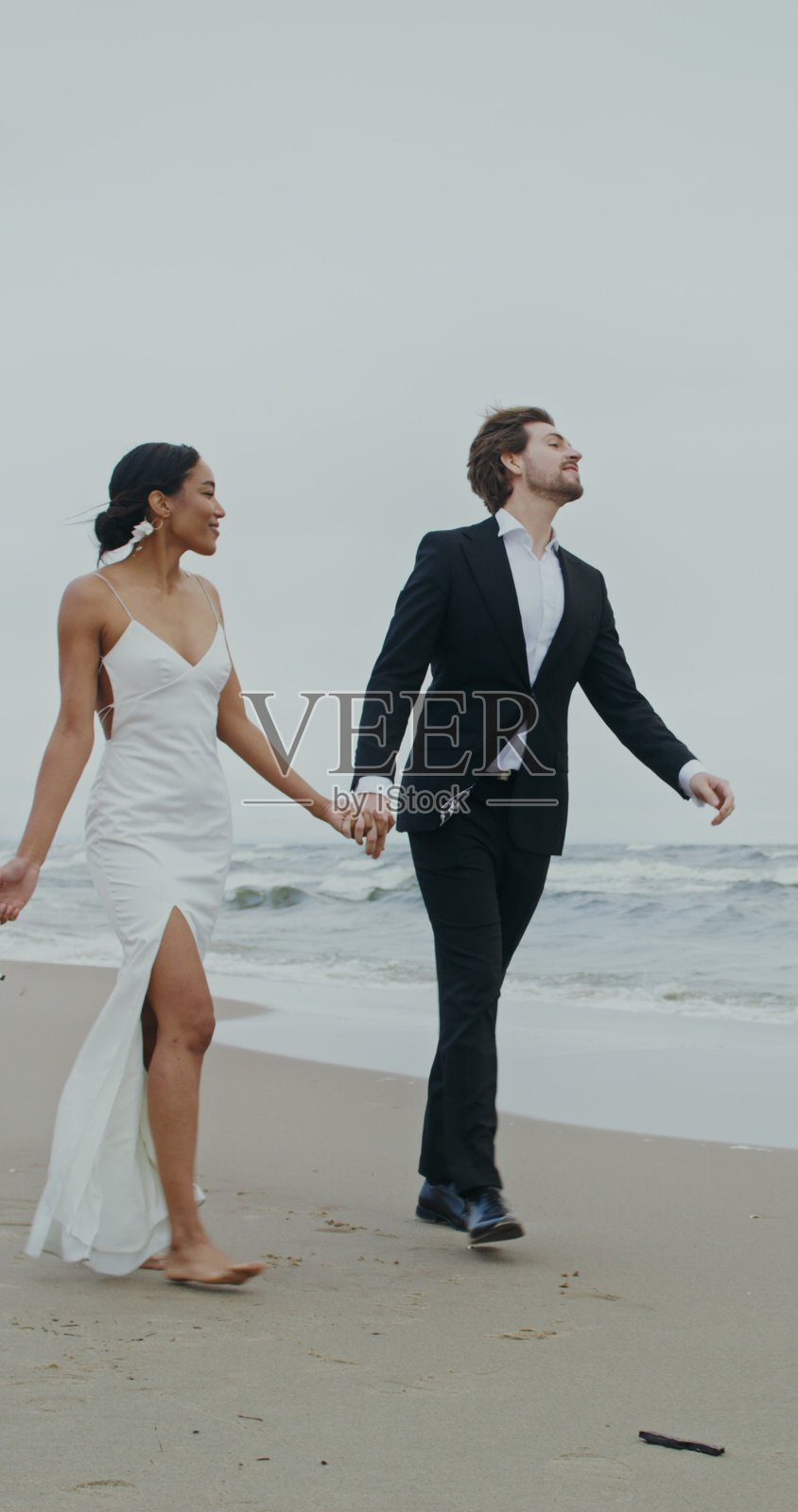 新郎新娘边走边聊，开怀大笑——婚礼照片摄影图片