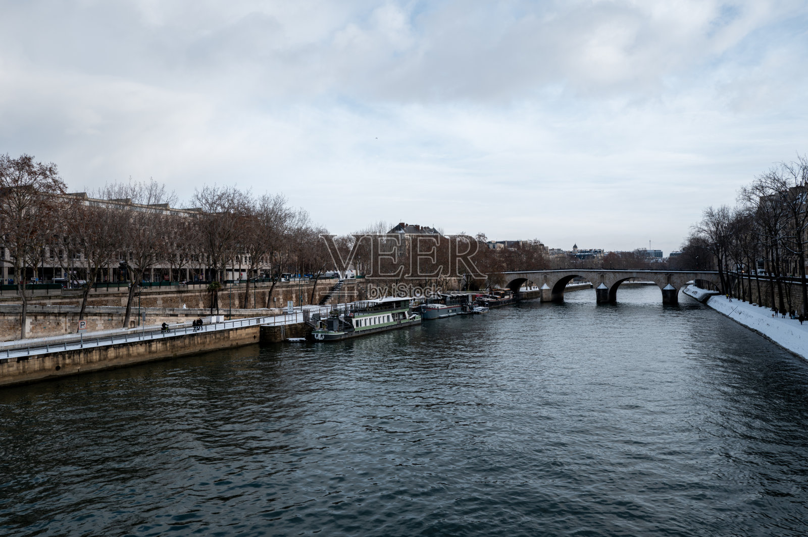 法国巴黎，玛丽桥和覆盖着白雪的塞纳河堤岸。照片摄影图片