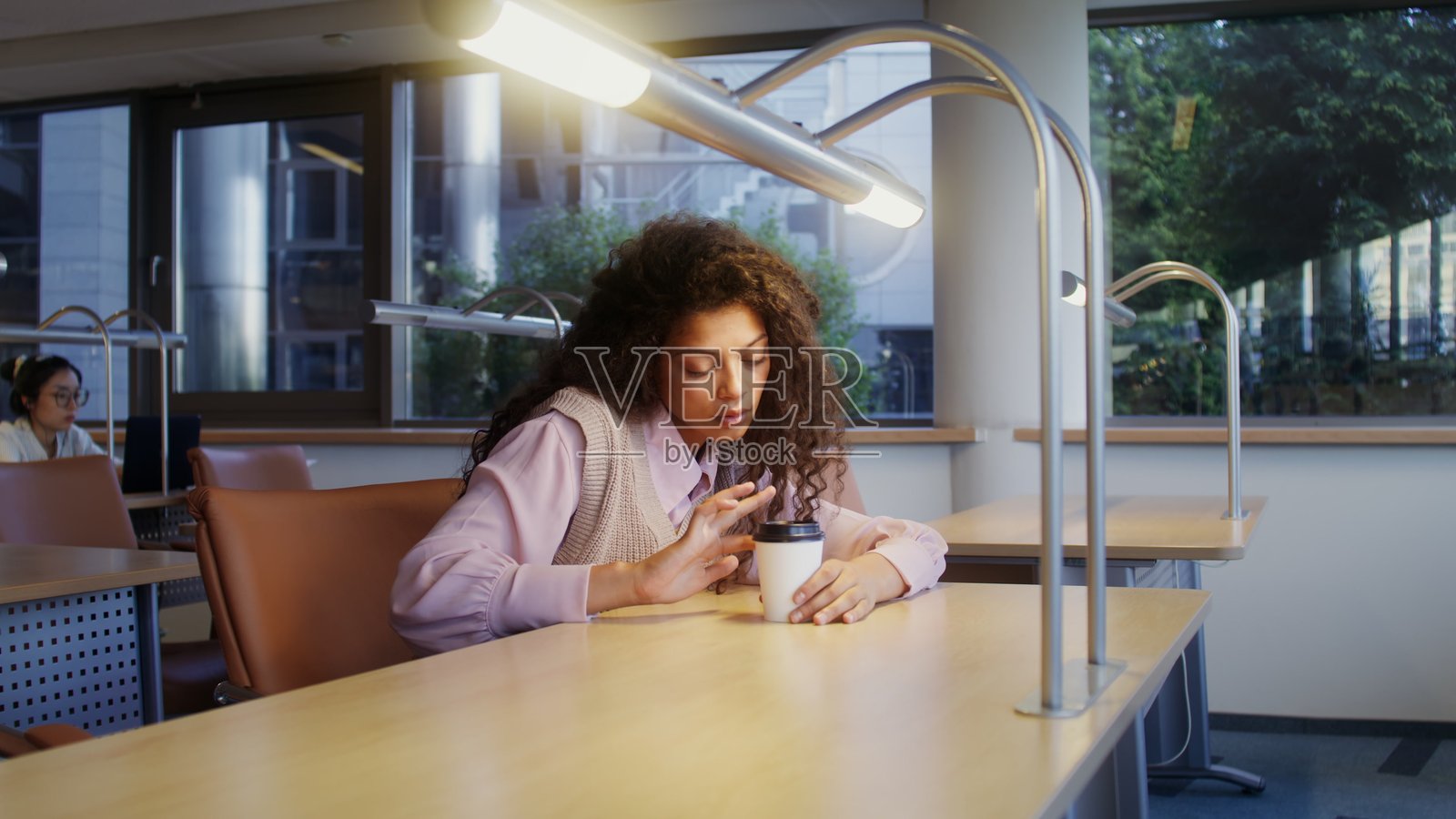 年轻女子在玩一次性杯子照片摄影图片