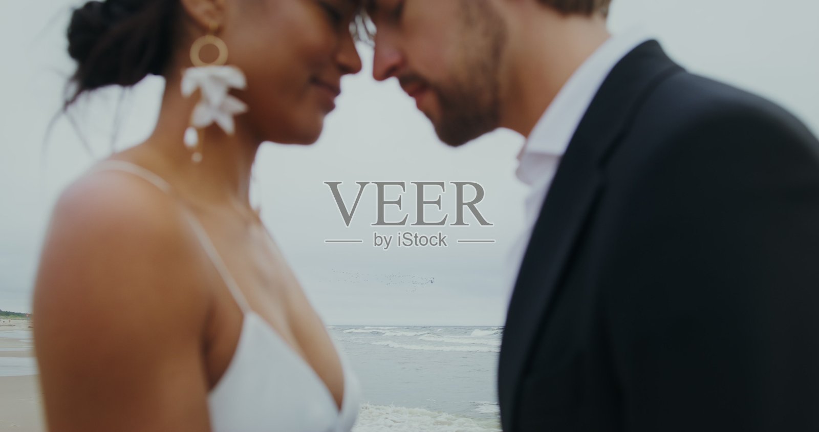 新郎新娘额头相抵 - 婚礼照片摄影图片