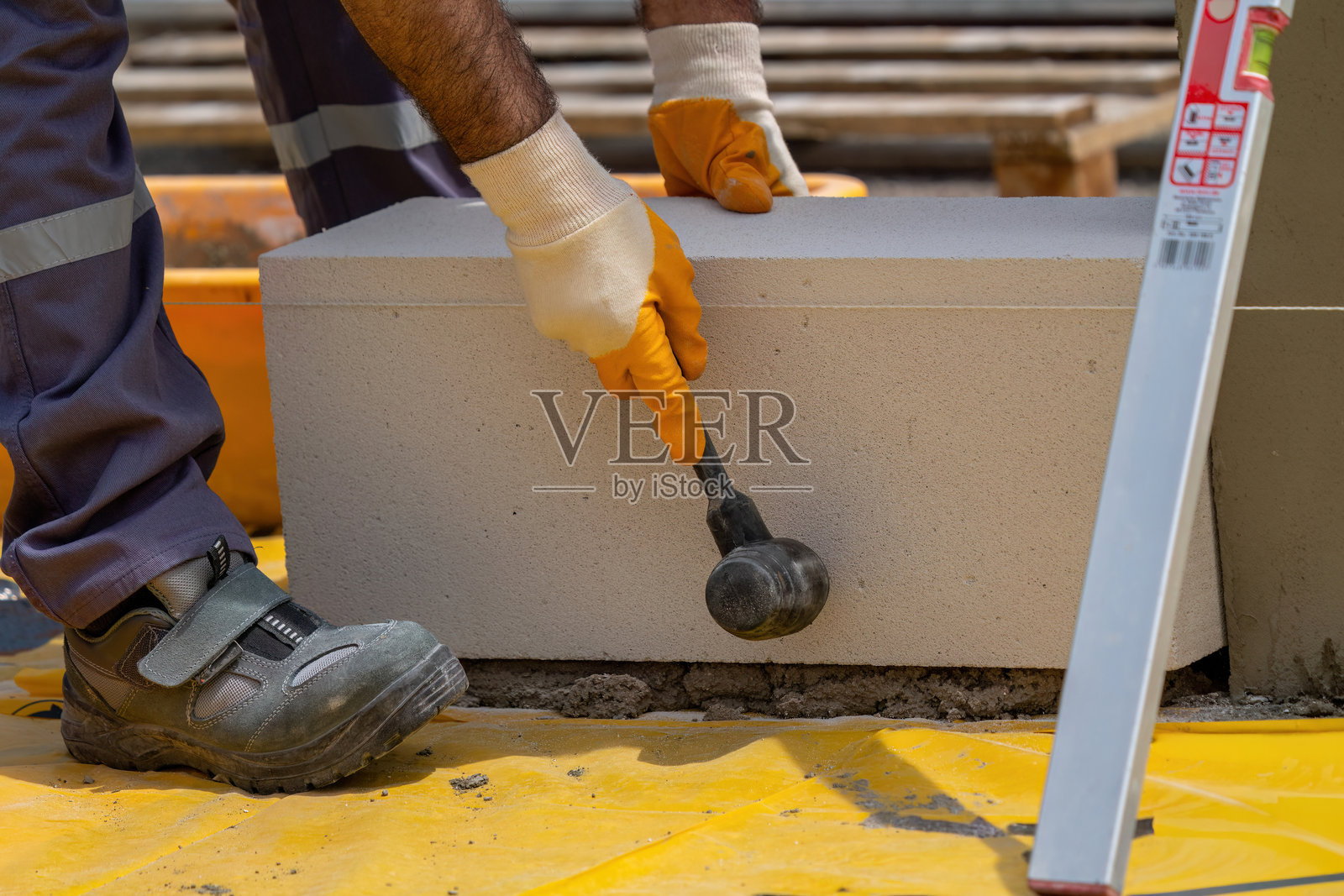 砖瓦工正在砌筑加气混凝土墙。加气混凝土墙照片摄影图片